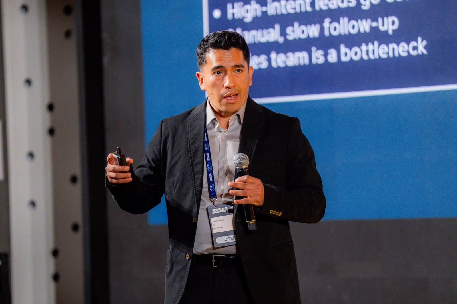 Lorgio Trinidad pitching Orvium on stage at the Doers Summit, Dubai